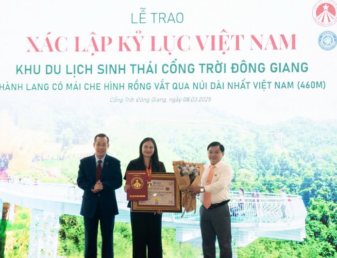 Chiêm ngưỡng Hành lang có mái che hình rồng vắt qua núi dài nhất Việt Nam